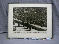 藏品(紀念抗日戰爭相關照片—蔣主席伉儷首蒞臺灣在台北中山堂接受萬民歡呼（35.10.25）（翻拍）)的圖片